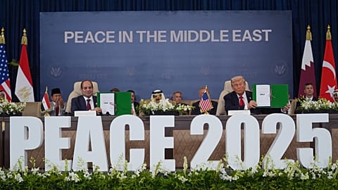 O Presidente Donald Trump e o Presidente do Egito, Abdel-Fattah el-Sissi, seguram documentos assinados durante a cimeira de paz em Sharm El Sheikh, Egito. 13 de outubro de 2025.