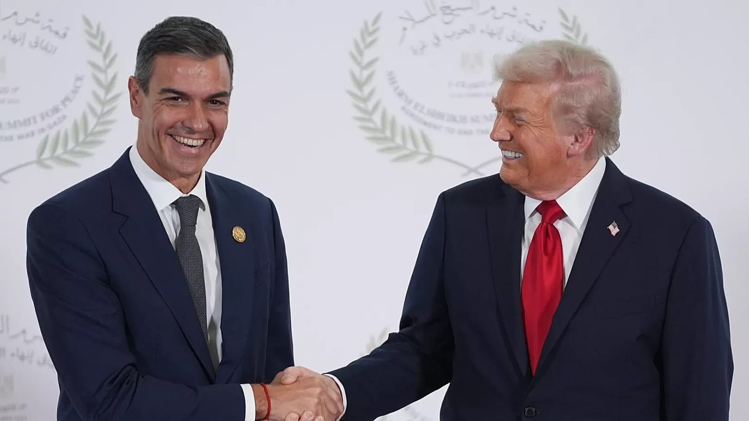 Pedro Sánchez saluda a Donald Trump.