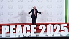 Donald Trump wartet auf die Begrüßung der Staats- und Regierungschefs während eines Gipfeltreffens zur Unterstützung der Beendigung des mehr als zweijährigen Krieges zwischen Israel und der Hamas im Gazastreifen nach einem bahnbrechenden Waffenstillstandsabkommen, 13. Oktober 2025