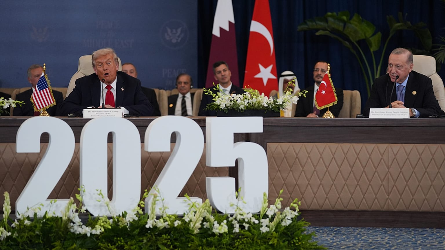 Cumhurbaşkanı Recep Tayyip Erdoğan, Şarm El-Şeyh'teki törende açıklamalarda bulunan ABD Başkanı Donald Trump'ı takip ederken, 13 Ekim 2025