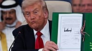 Donald Trump sostiene un documento firmado durante una cumbre en Egipto para apoyar el fin de la guerra entre Israel y Hamás en Gaza el 13 de octubre de 2025.