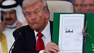 Donald Trump sostiene un documento firmado durante una cumbre en Egipto para apoyar el fin de la guerra entre Israel y Hamás en Gaza el 13 de octubre de 2025.