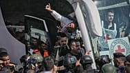 يتم استقبال الأسرى الفلسطينيين بعد إطلاق سراحهم من السجن الإسرائيلي عقب اتفاق وقف إطلاق النار بين إسرائيل وحماس، في مدينة رام الله بالضفة الغربية، الاثنين 13 أكتوبر 2025. ( 