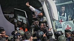 يتم استقبال الأسرى الفلسطينيين بعد إطلاق سراحهم من السجن الإسرائيلي عقب اتفاق وقف إطلاق النار بين إسرائيل وحماس، في مدينة رام الله بالضفة الغربية، الاثنين 13 أكتوبر 2025. ( 