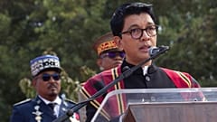 El Presidente Andry Rajoelina pronuncia un discurso en una ceremonia de Estado, el 2 de septiembre de 2025, en Antananarivo, Madagascar.