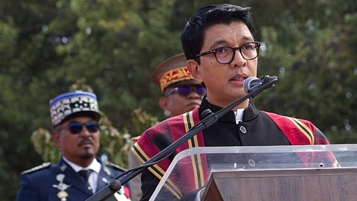 El presidente de Madagascar huye del país tras unirse una unidad militar a las protestas antigubernamentales
