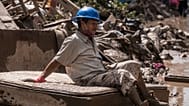 Un hombre que limpia casas inundadas se toma un descanso en Poza Rica, Veracruz, México, el 12 de octubre de 2025.