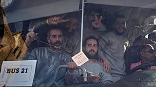 أسرى فلسطينيون محررون يصلون إلى قطاع غزة بعد الإفراج عنهم من السجون الإسرائيلية، خان يونس جنوب القطاع، الاثنين 13 أكتوبر 2025.