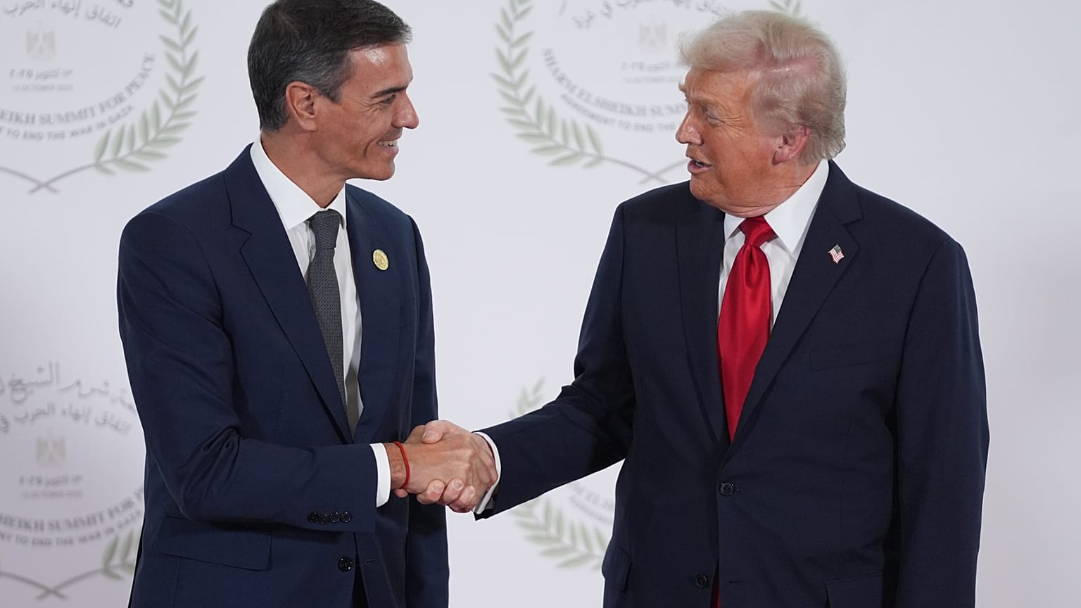 El presidente español, Pedro Sánchez, y su homólogo estadounidense, Donald Trump, durante la cumbre en Egipto.