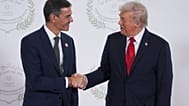 El presidente español, Pedro Sánchez, y su homólogo estadounidense, Donald Trump, durante la cumbre en Egipto.