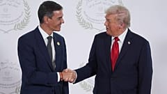 El presidente español, Pedro Sánchez, y su homólogo estadounidense, Donald Trump, durante la cumbre en Egipto.