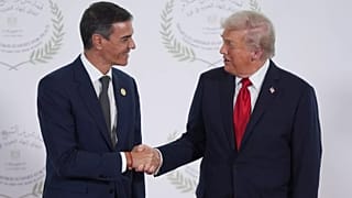 El presidente español, Pedro Sánchez, y su homólogo estadounidense, Donald Trump, durante la cumbre en Egipto.