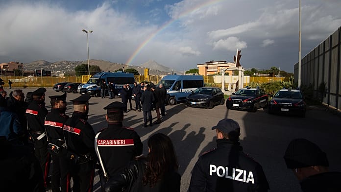 Italia, esplosione di gas durante sgombero: morti e feriti tra carabinieri e poliziotti a Verona