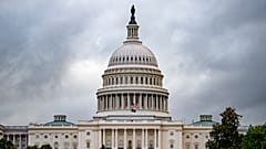 Kongre Binası, hükümetin kapanmasının on üçüncü gününde Washington'da gri gökyüzünün altında görülüyor. 13 Ekim 2025.