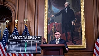 El presidente de la Cámara de Representantes, Mike Johnson, republicano por Luisiana, ofrece una conferencia de prensa en el Capitolio de Washington, el 13 de octubre de 2025