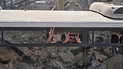 Freigelassene palästinensische Gefangene zeigen das Siegeszeichen im Bus.