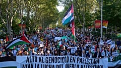 متظاهرون فلسطينيون يحملون لافتة كتب عليها: "أوقفوا الإبادة الجماعية في فلسطين" 04/10/2024