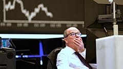 Dosya - 9 Nisan 2025, Çarşamba, Almanya, Frankfurt Borsası'nın işlem katında bir tüccar oturuyor.