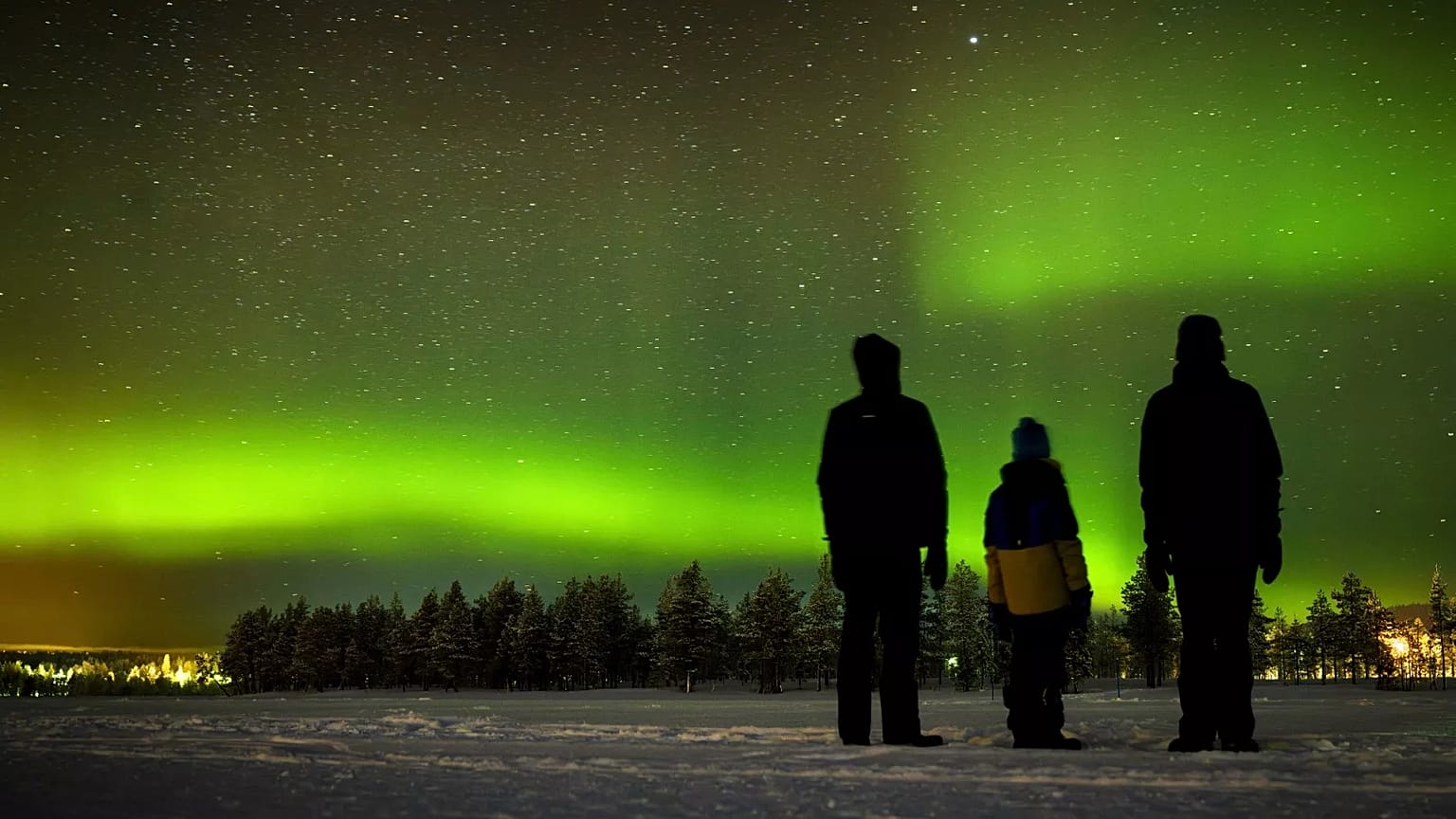 Una aurora boreal ilumina el cielo sobre el pueblo de Akaslompolo en Kolari, en la Laponia finlandesa, el 11 de febrero de 2024. 
