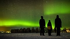 Una aurora boreal ilumina el cielo sobre el pueblo de Akaslompolo en Kolari, en la Laponia finlandesa, el 11 de febrero de 2024. 