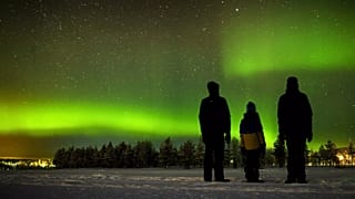 Una aurora boreal ilumina el cielo sobre el pueblo de Akaslompolo en Kolari, en la Laponia finlandesa, el 11 de febrero de 2024. 