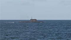 Die Novorossiysk wird von der belgischen und niederländischen Marine in der Nordsee eskortiert, 9. Oktober 2025.