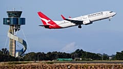 Eine Boeing 737-Passagiermaschine der Qantas hebt vom Flughafen Sydney, Australien, ab, 5. September 2022