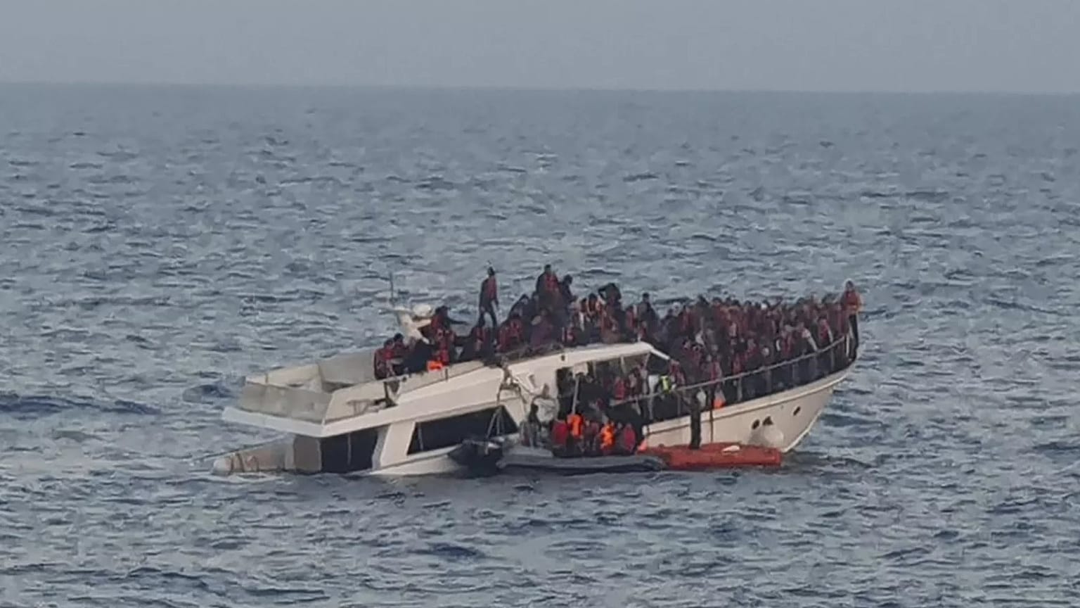 يظهر عناصر الجيش اللبناني على زورقهم المطاطي أثناء إنقاذ مهاجرين من قارب غارق في البحر الأبيض المتوسط، قرب شواطئ مدينة طرابلس شمال لبنان