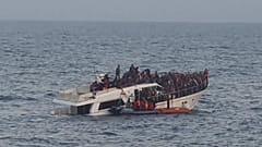 يظهر عناصر الجيش اللبناني على زورقهم المطاطي أثناء إنقاذ مهاجرين من قارب غارق في البحر الأبيض المتوسط، قرب شواطئ مدينة طرابلس شمال لبنان