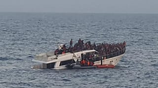 يظهر عناصر الجيش اللبناني على زورقهم المطاطي أثناء إنقاذ مهاجرين من قارب غارق في البحر الأبيض المتوسط، قرب شواطئ مدينة طرابلس شمال لبنان