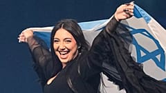 ARCHIVO - El cantante Yuval Raphael ondea la bandera nacional de Israel durante un ensayo general para el 69º Festival de Eurovisión, en Basilea, Suiza, 16 de mayo de 2025.