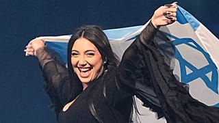 ARCHIVO - El cantante Yuval Raphael ondea la bandera nacional de Israel durante un ensayo general para el 69º Festival de Eurovisión, en Basilea, Suiza, 16 de mayo de 2025.