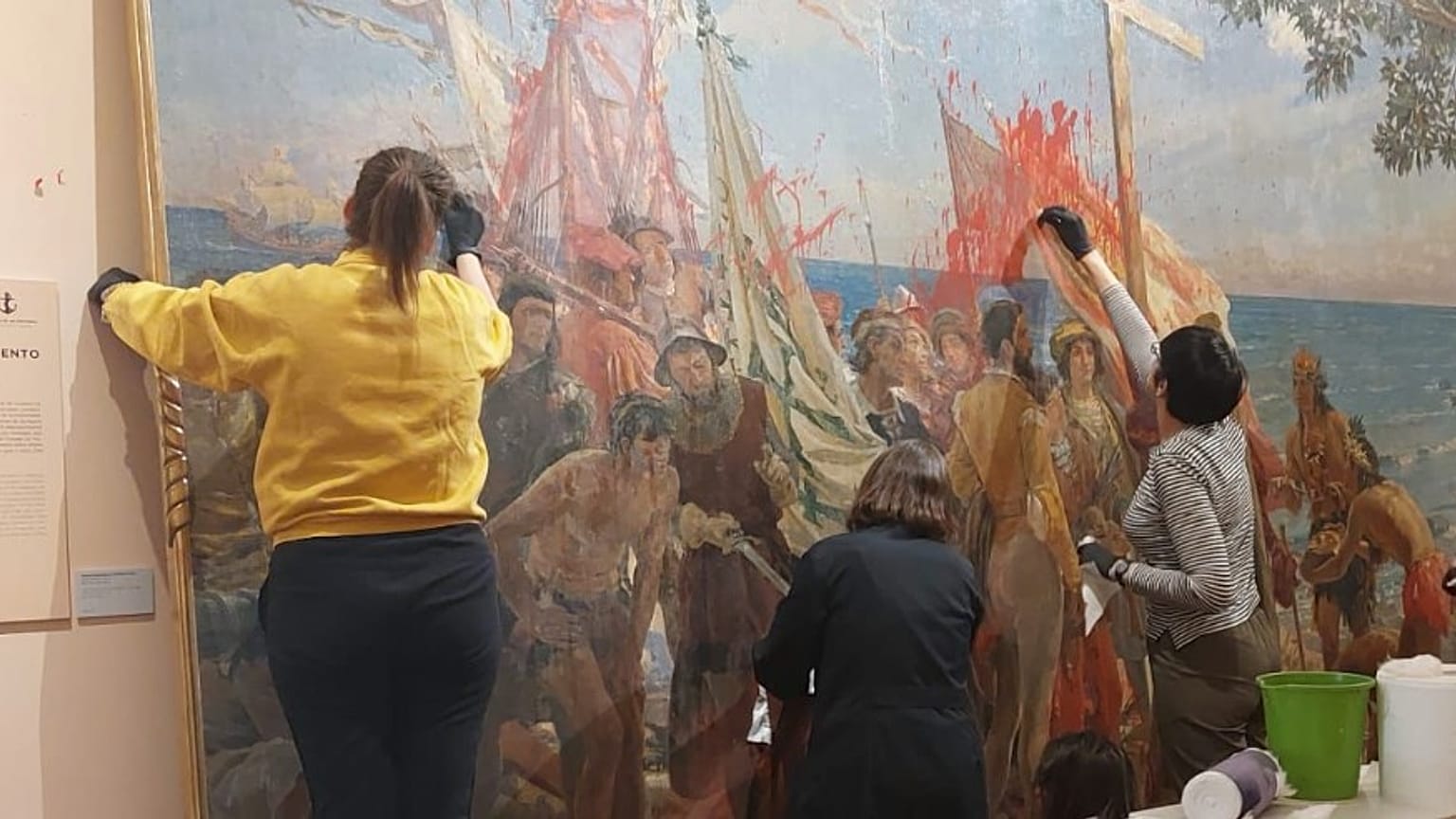 Un grupo de profesionales trabaja en la restauración del cuadro 'Primer homenaje a Cristóbal Colón', de José Garnelo.