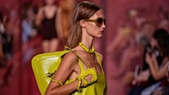  Una modelo luce una creación de la colección Primavera Verano 2025 de Gucci, presentada en Milán (Italia) el 20 de septiembre de 2024.