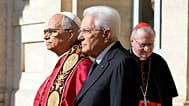 León XIV, a la izquierda, en el Palacio del Quirinal junto a Mattarella, en el centro de la imagen, el 14 de octubre de 2025