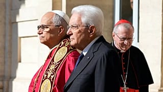 León XIV, a la izquierda, en el Palacio del Quirinal junto a Mattarella, en el centro de la imagen, el 14 de octubre de 2025