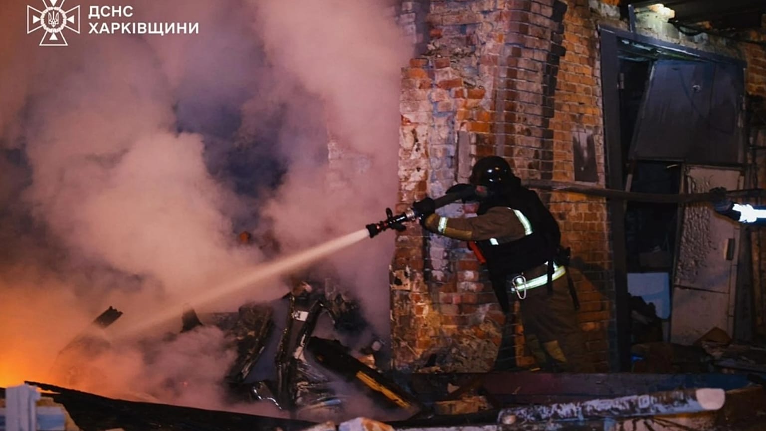 فرق الإطفاء تعمل على إخماد الحريق الناجم عن القصف الروسي