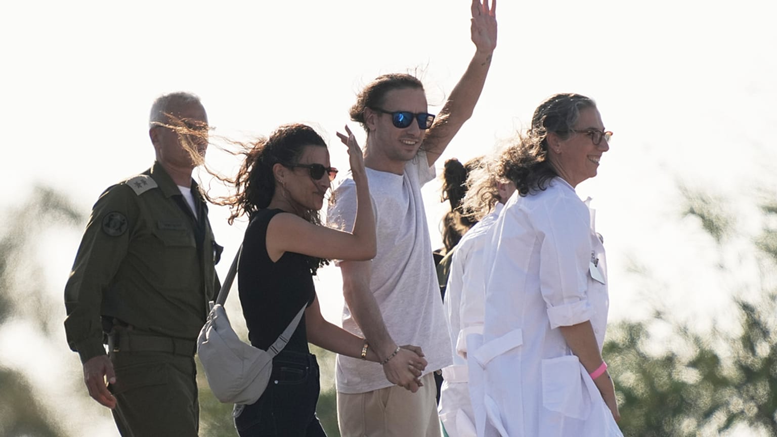 أرييل كونيُو، رهينة إسرائيلية أُفرج عنه من قطاع غزة، يلوح بيده في مركز شيبا الطبي في رامات غان، إسرائيل، يوم الاثنين 13 أكتوبر 2025