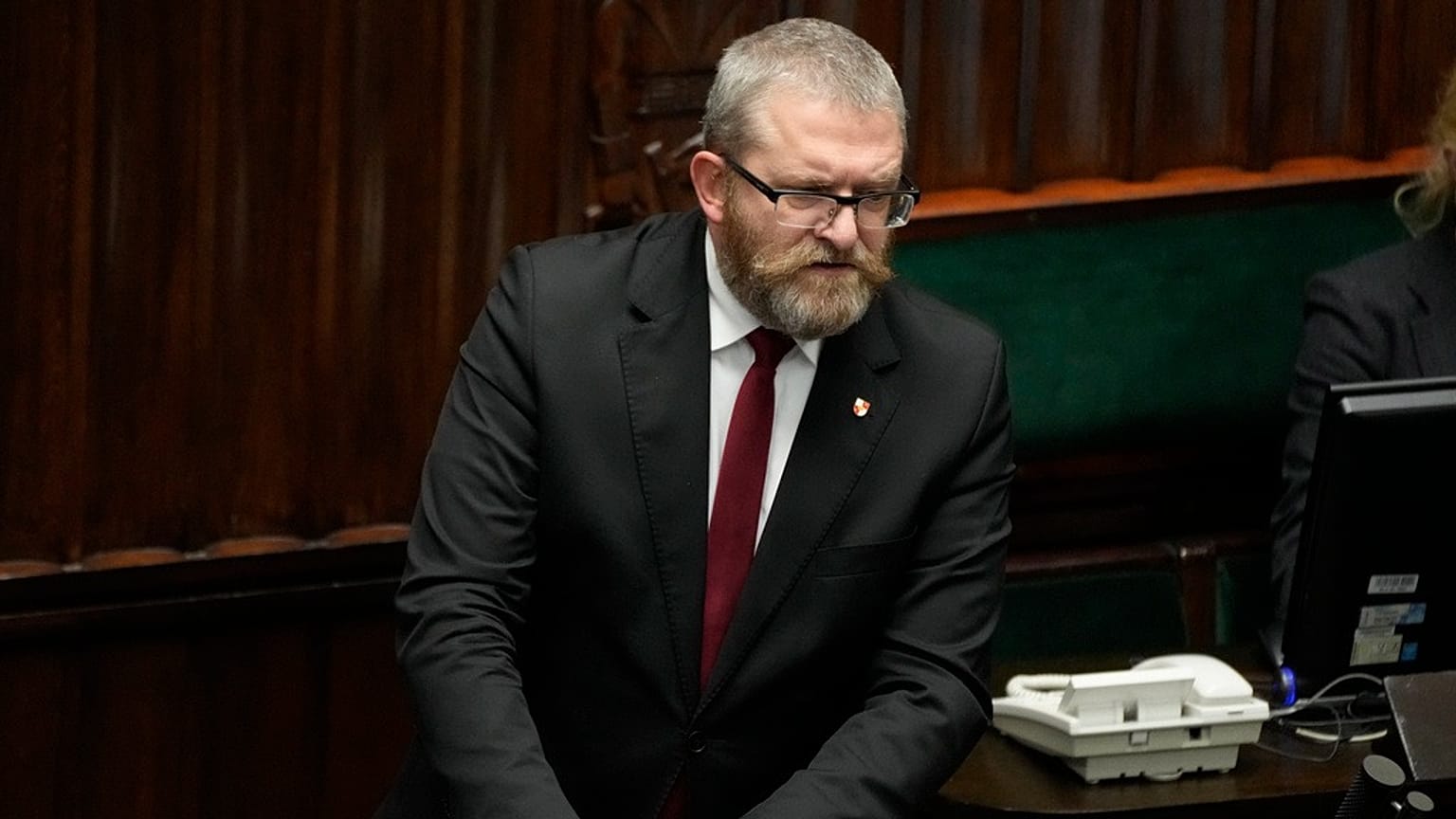 Skrajnie prawicowy polski polityk Grzegorz Braun przemawia w Sejmie w Warszawie, 11 grudnia 2023 r.