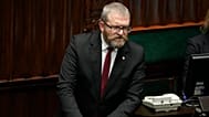 ARQUIVO: O político polaco de extrema-direita Grzegorz Braun discursa no parlamento em Varsóvia, Polónia, a 11 de dezembro de 2023.