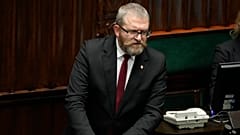 ФАЙЛ: Ультраправый польский политик Гжегож Браун выступает перед парламентом в Варшаве, Польша, 11 декабря 2023 года.