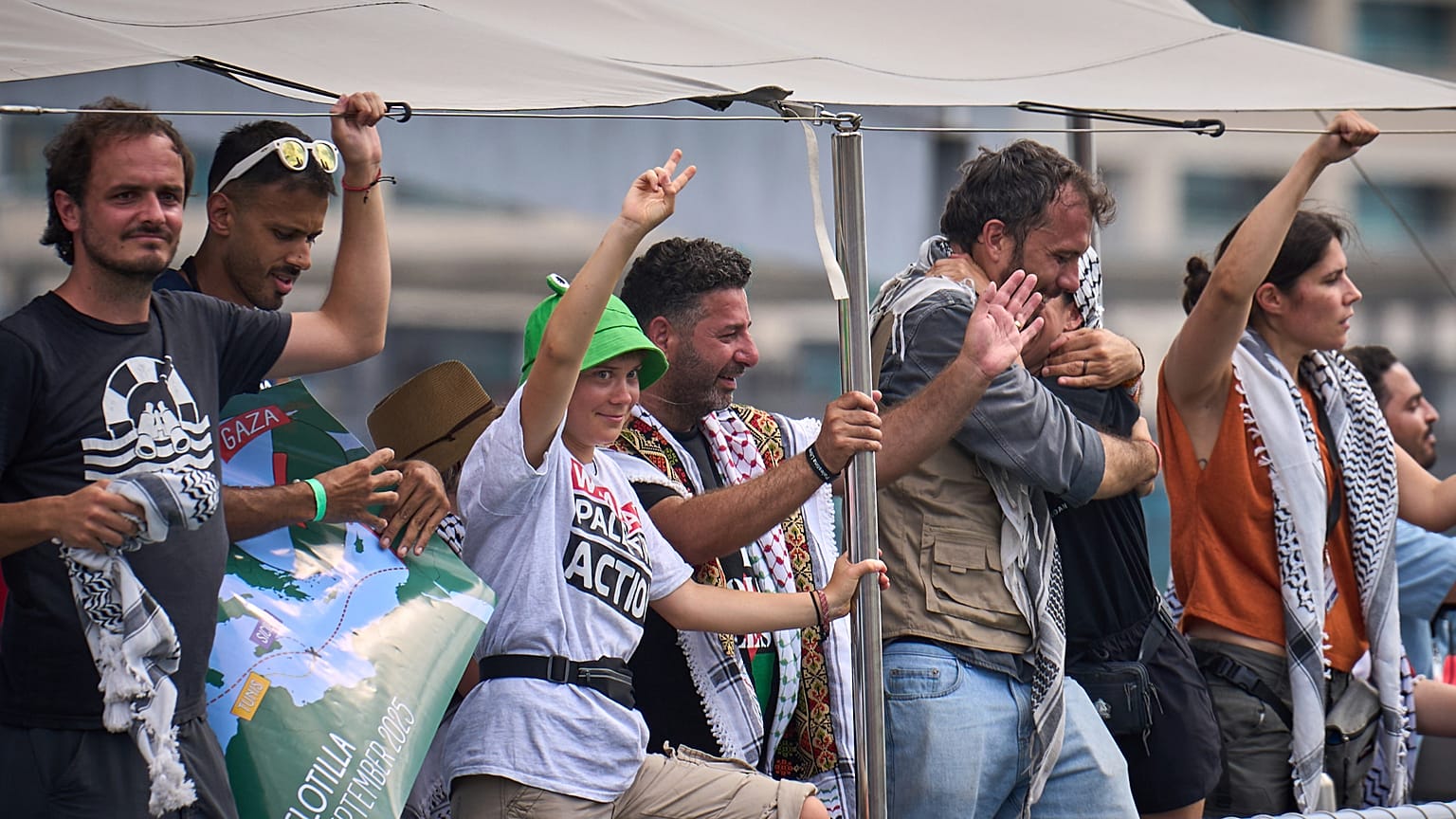 Greta Thunberg saluda desde un barco que participa en una flotilla con destino a Gaza, en Barcelona, ​​España, el domingo 31 de agosto de 2025.
