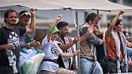 Greta Thunberg saluda desde un barco que participa en una flotilla con destino a Gaza, en Barcelona, ​​España, el domingo 31 de agosto de 2025.