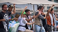 Greta Thunberg saluda desde un barco que participa en una flotilla con destino a Gaza, en Barcelona, ​​España, el domingo 31 de agosto de 2025.