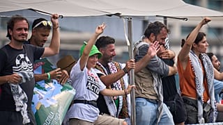 Greta Thunberg saluda desde un barco que participa en una flotilla con destino a Gaza, en Barcelona, ​​España, el domingo 31 de agosto de 2025.