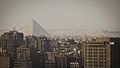 أهرامات الجيزة على أفق مدينة الجيزة، المدينة الشقيقة للقاهرة (تصوير: مايا أليروتزو، أسوشيتد برس)