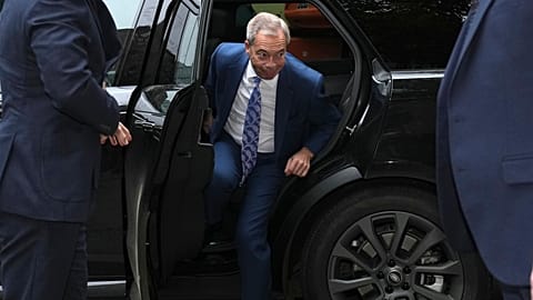 نایجل فاراژ، رهبر اصلاحات بریتانیا، به دادگاه ساوت‌وارک در لندن وارد شد، ۱۴ اکتبر ۲۰۲۵