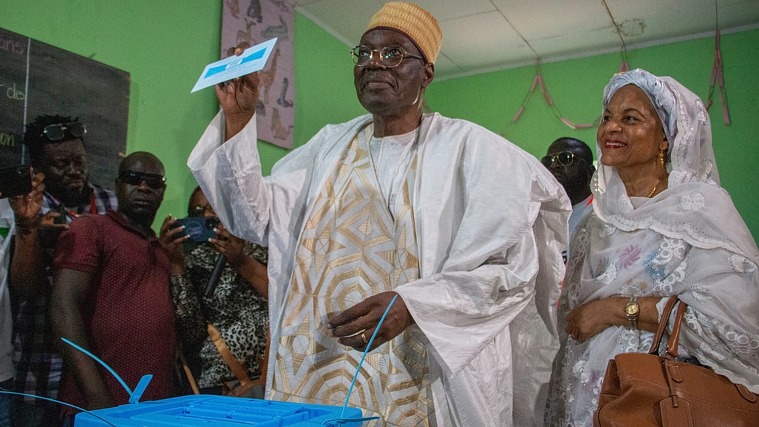 Muhalefetin başkan adayı Issa Tchiroma, Kamerun’un Garoua kentindeki bir sandıkta oyunu kullanırken, 12 Ekim 2025