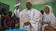 Muhalefetin başkan adayı Issa Tchiroma, Kamerun’un Garoua kentindeki bir sandıkta oyunu kullanırken, 12 Ekim 2025