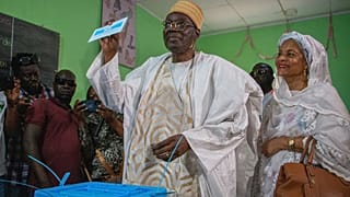Muhalefetin başkan adayı Issa Tchiroma, Kamerun’un Garoua kentindeki bir sandıkta oyunu kullanırken, 12 Ekim 2025